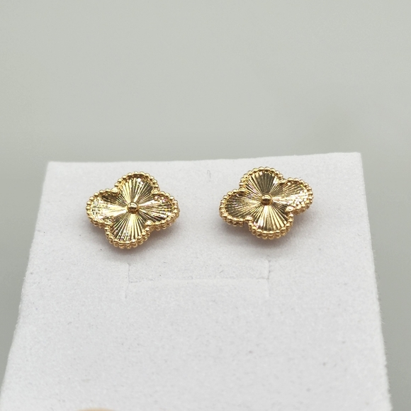 18K Yellow Gold Stud Earrings Clover Flower 12mm Real Au750 NEW Cute Au7… - Picture 3 of 12